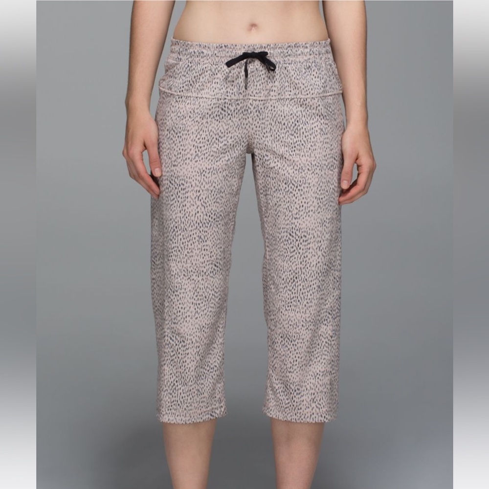 NWT Lululemon Step Lively Crop in Dottie Dash Grain Black